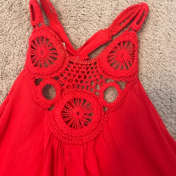 SUPER CUTE!! sleeveless Red high neck top - Picture 2 of 3